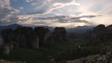 lapso de tiempo de formación de roca de meteora durante la puesta de sol en tesalia, grecia