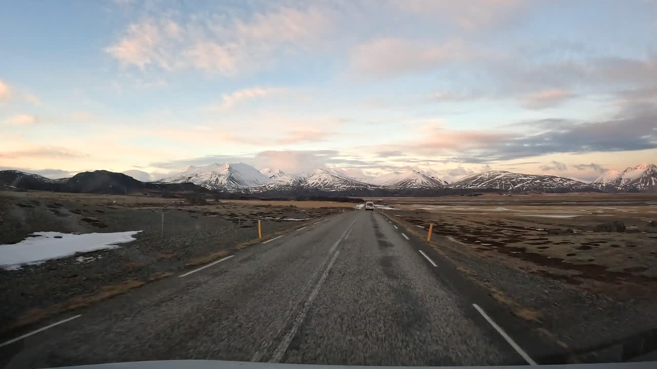 Estrada através de uma paisagem montanhosa nevada