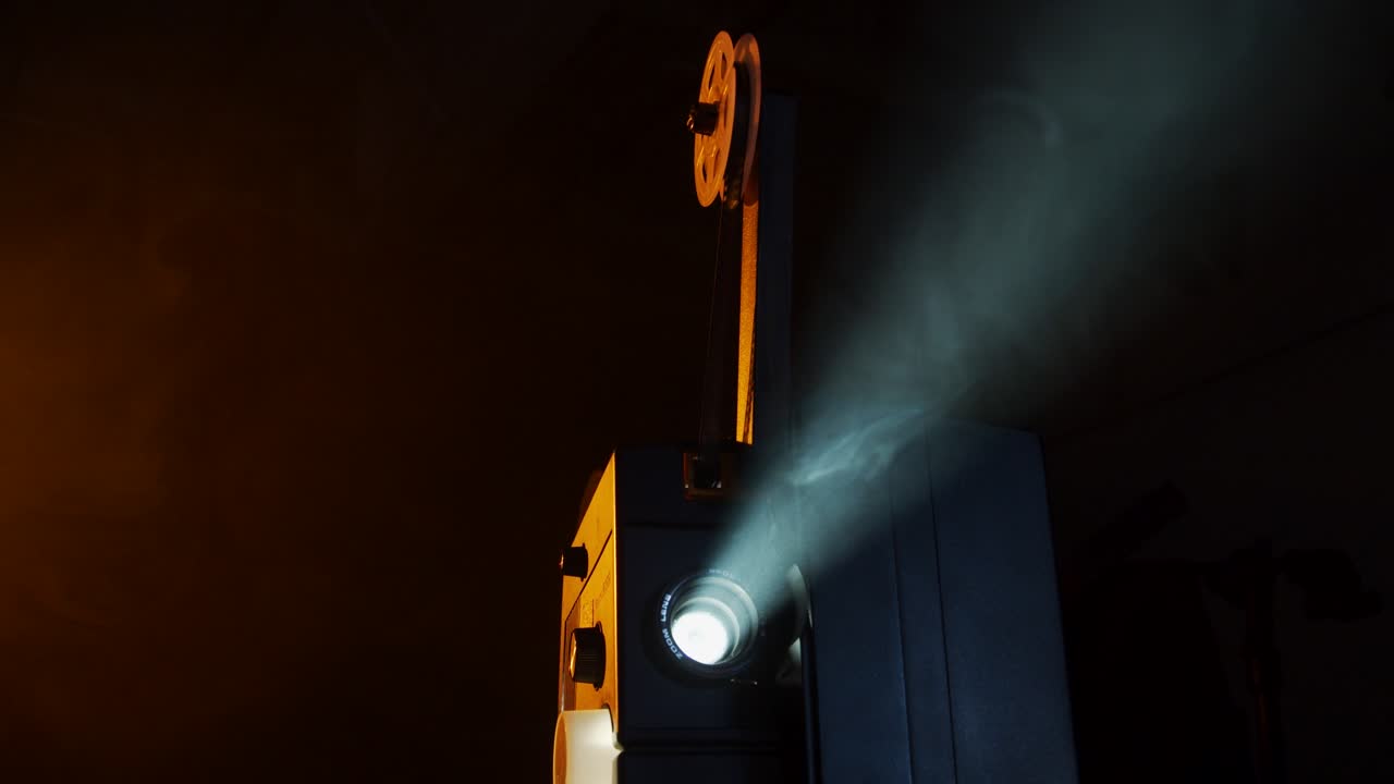 el proyector de películas super-8 muestra viejas películas caseras.