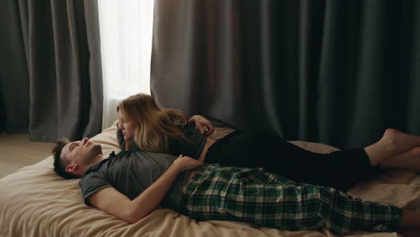 pareja relajándose en la cama
