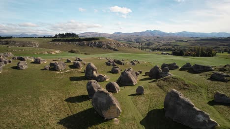 el avión no tripulado revela el hermoso paisaje natural de nueva zelanda y las formaciones rocosas de rocas de elefante