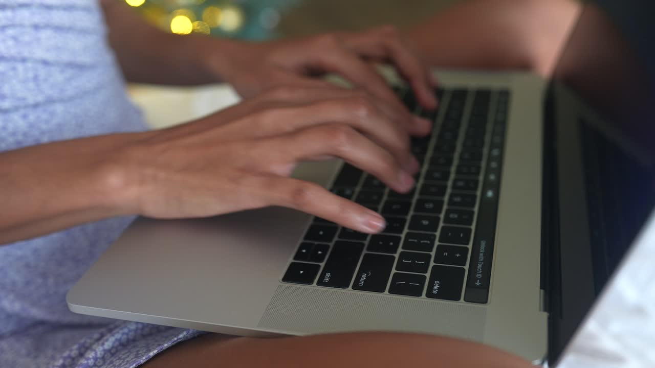 Persona escribiendo en la computadora portátil