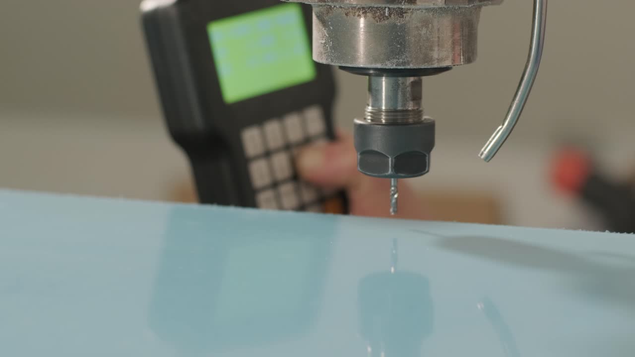 cnc 절단 기계 작업, 아크릴 플라스틱 시트를 절단, 광고 표지판의 생산