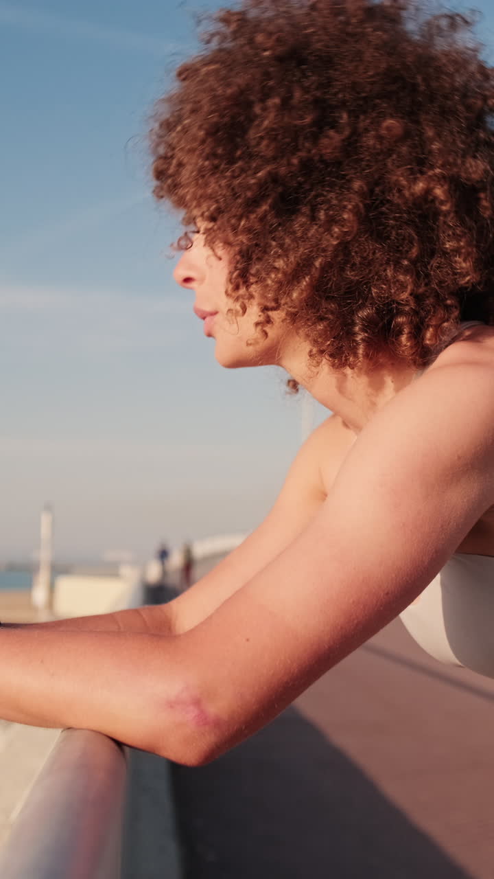 mujer tomando un descanso de su entrenamiento