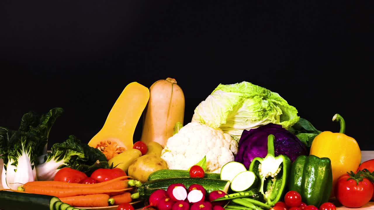 검은 바탕 에 배열 된 여러 가지 채소