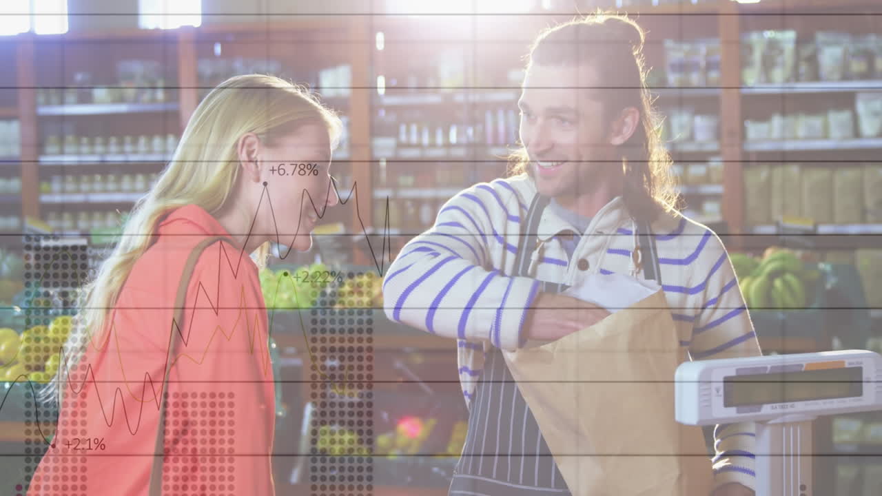 анимация финансовых графиков над счастливым кавказским мужчиной-продавцом и женщиной-клиентом в продуктовом магазине