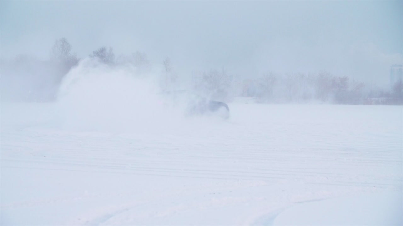 coche a la deriva en una tormenta de nieve