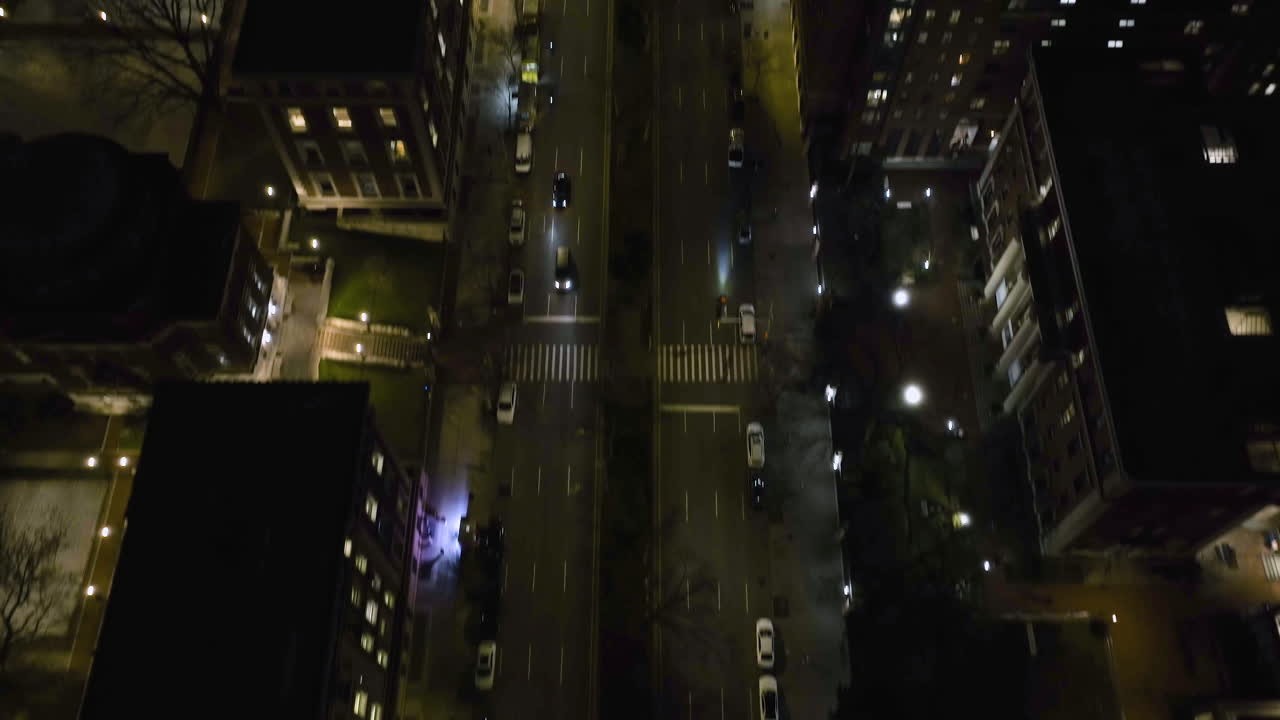 vista aérea inclinándose sobre la calle broadway iluminada, noche en las alturas de la mañana, nueva york, estados unidos
