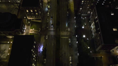 vista aérea inclinándose sobre la calle broadway iluminada, noche en las alturas de la mañana, nueva york, estados unidos