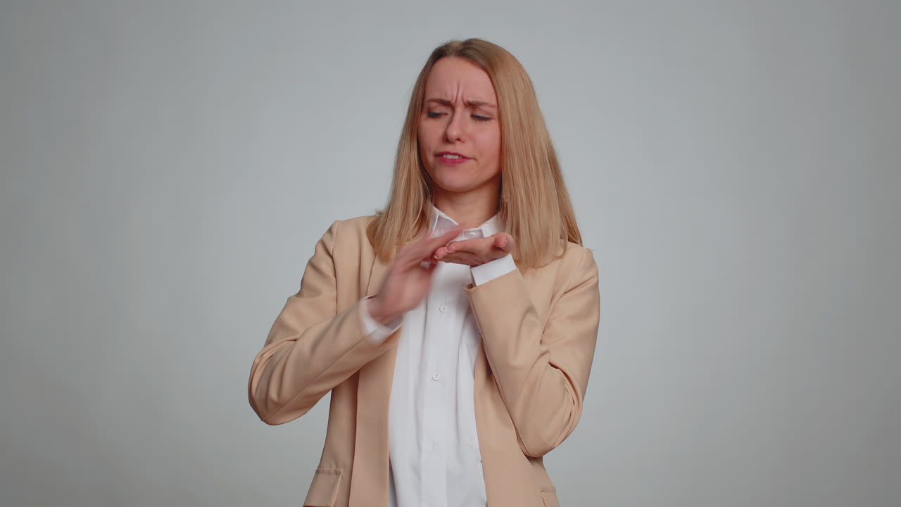 손짓으로 돈을 낭비하거나 던지는 모습을 보여주는 부자 여성은 큰 이익을 꿈꾸는 더 많은 팁을 보여줍니다