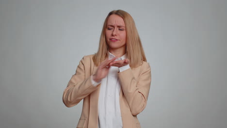 mujer rica que muestra desperdiciar o tirar dinero con el gesto de la mano. más consejos para soñar con grandes ganancias.
