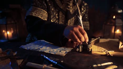 el hombre que escribía cartas con objetos históricos en la antigüedad.