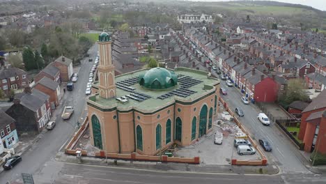 Luftaufnahme-Der-Gilani-Noor-Moschee-In-Longton,-Stoke-On-Trent,-Staffordshire,-Die-Neue-Moschee,-Die-Für-Die-Wachsende-Muslimische-Gemeinschaft-Gebaut-Wird,-Um-Anzubeten-Und-Sich-Zu-Versammeln