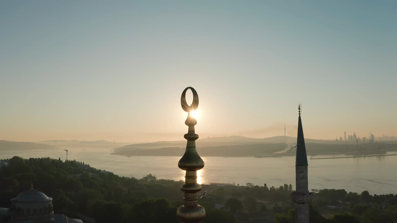İstanbul'daki Ayasofya kubbe hilalinin havadan görünümü. Türkiye'den 4K çekim