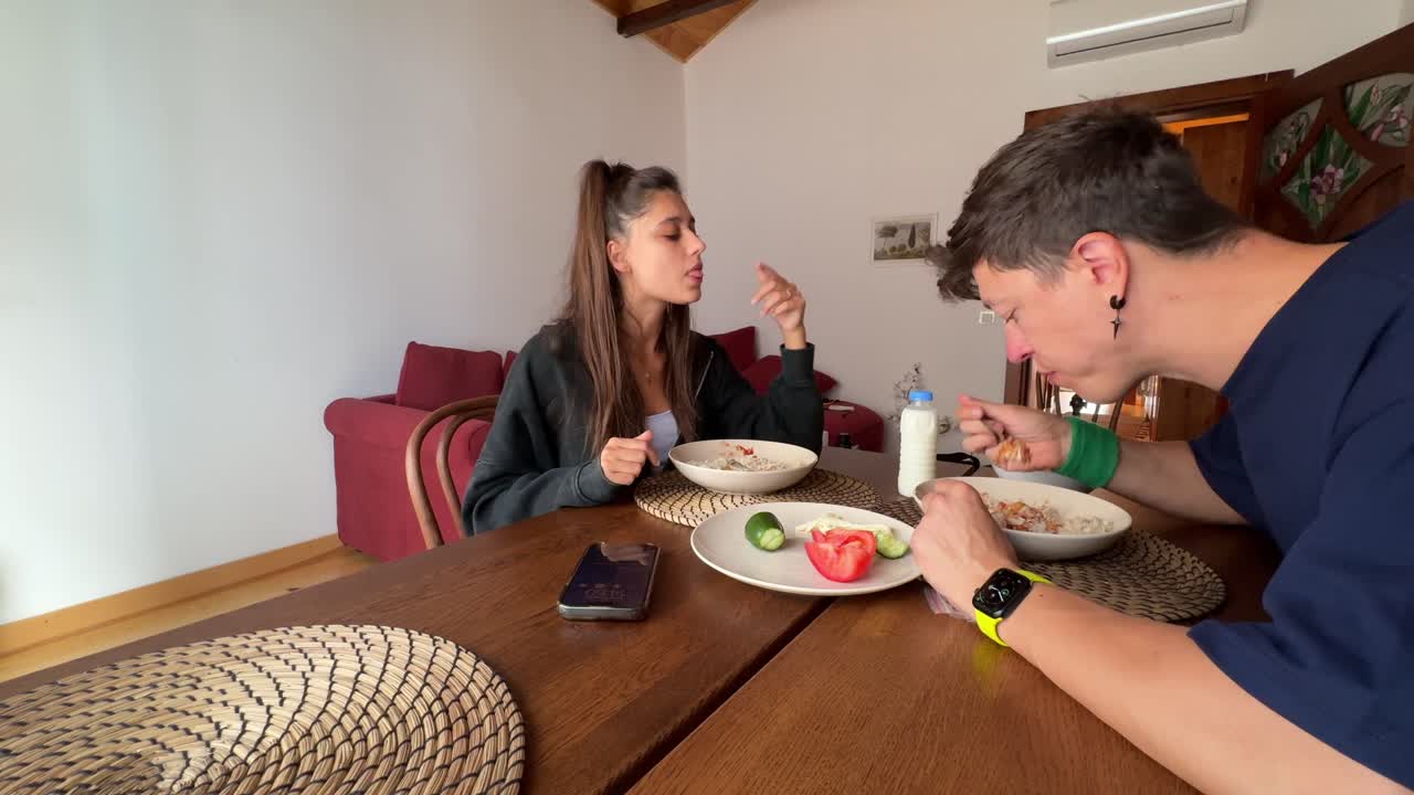 집에서 저녁을 먹는 커플