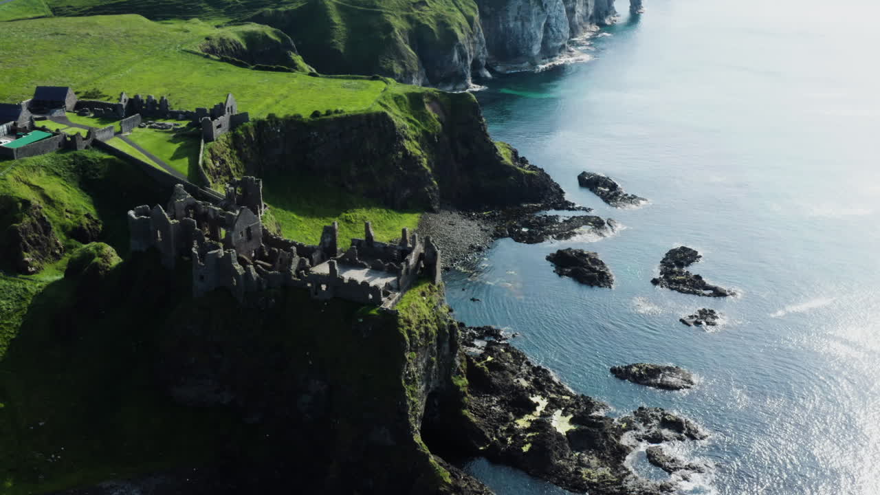 ruinas históricas del castillo medieval de dunluce en la costa del acantilado de irlanda del norte, establecimiento de drones aéreos