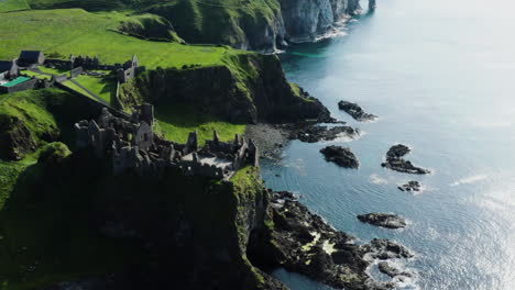 Historische-Ruinen-Der-Mittelalterlichen-Burg-Dunluce-An-Der-Nordirischen-Klippenküste,-Errichtung-Einer-Luftdrohne