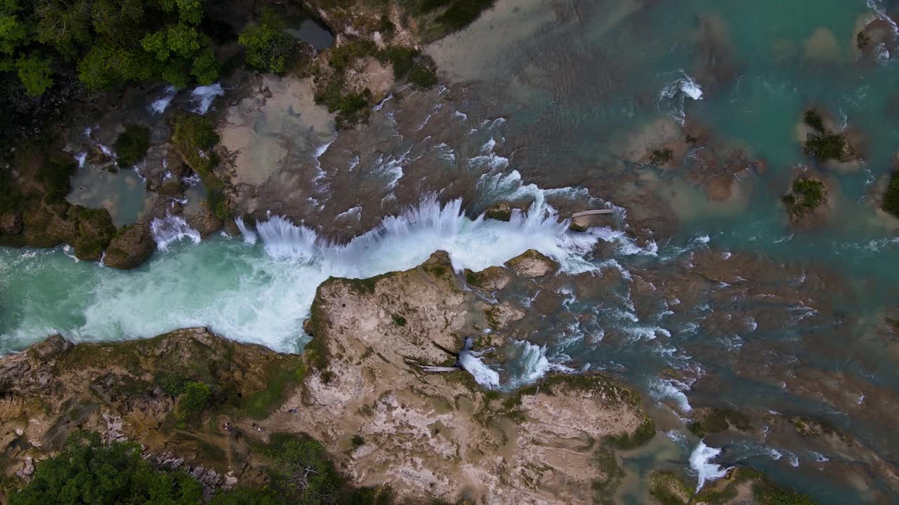 poderosa cascada de agua sobre el cañón en méxico, tiro aéreo ascendente 4k