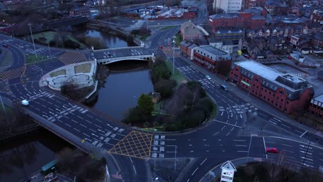 vista aérea mirando hacia el centro de la ciudad canal rotonda infraestructura calles suburbanas tráfico al amanecer empujar hacia la derecha