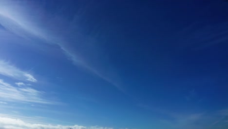 Cielos-Azules-Con-Algunas-Nubes-Y-Rayos-De-Sol