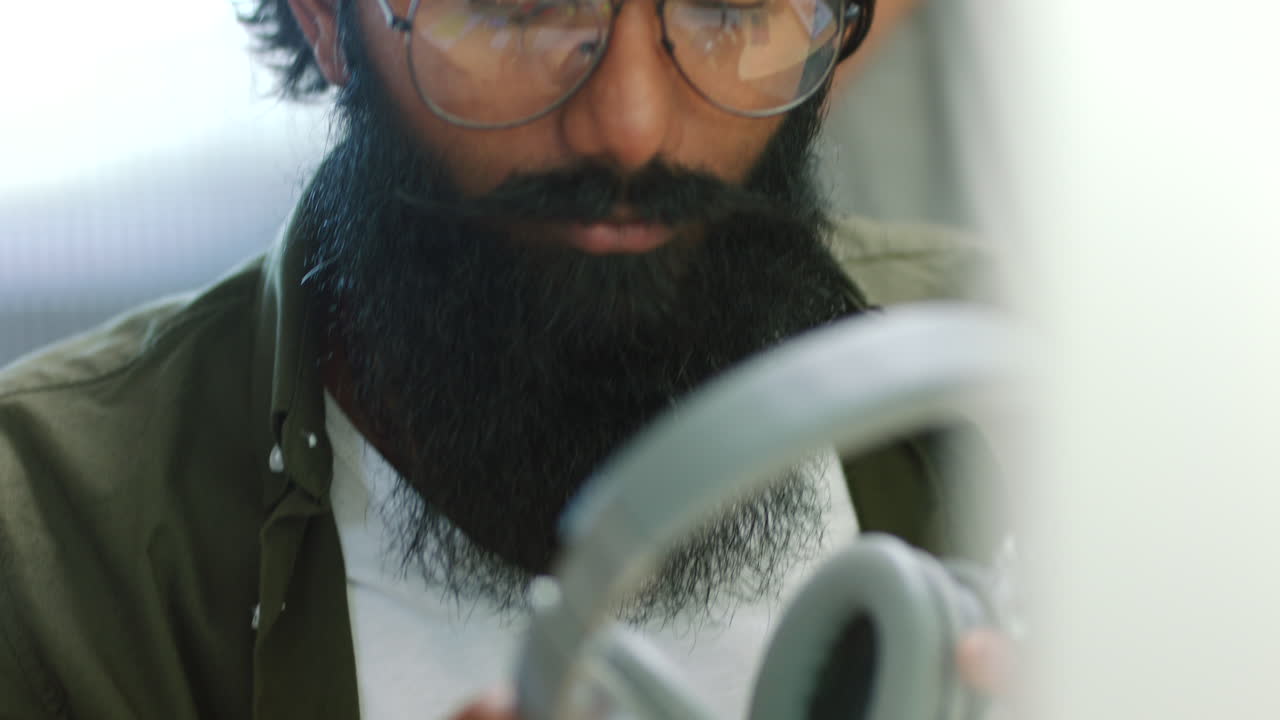 auriculares, tecnología y hombre de negocios en el sonido