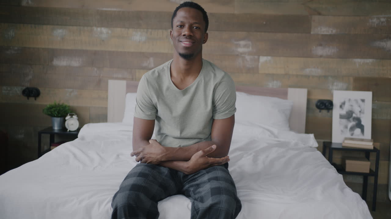 hombre sentado en la cama