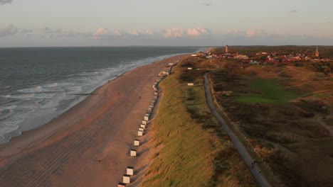 domburg 的海灘在夏天的日落時