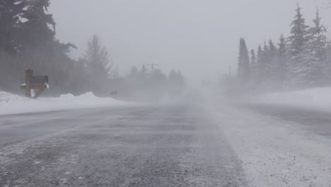 Niedriger-Schneewinkel,-Der-Auf-Einer-Betonstraße-Mit-Schlechter-Sicht-Tanzt