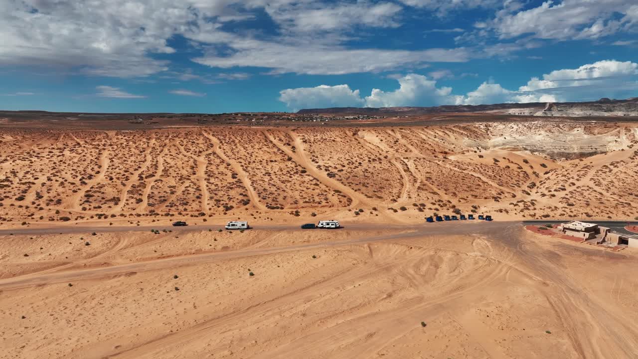 autocaravanas en el área recreativa en el camping lone rock beach en utah, ee.uu.