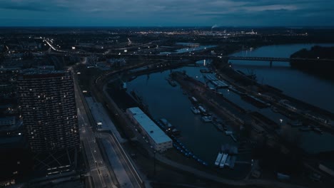 Puerto-De-Carga-En-El-Río-Danubio-Por-La-Noche---Vista-Aérea-De-Drones