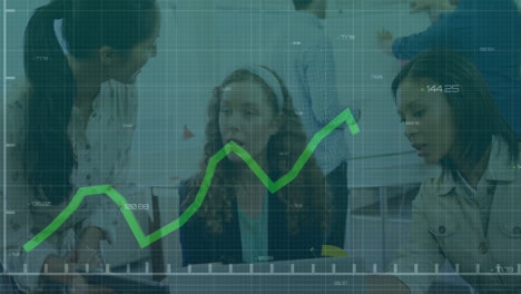 Animation-Einer-Grafik-Mit-Wechselnden-Zahlen-über-Verschiedene-Weibliche-Kollegen,-Die-Im-Büro-Diskutieren