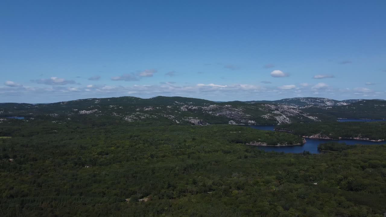 panorámica aérea: parque provincial de killarney, que muestra vastos bosques y lagos
