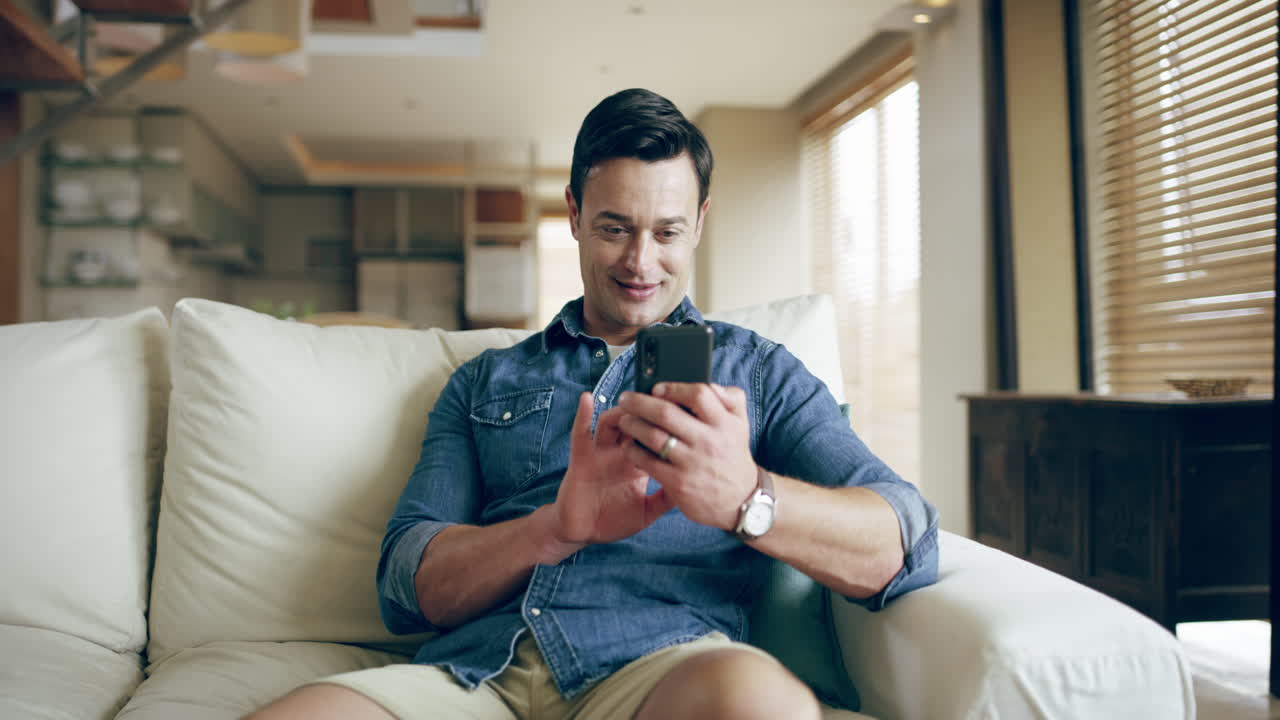 소파 에 전화 를 사용하는 남자