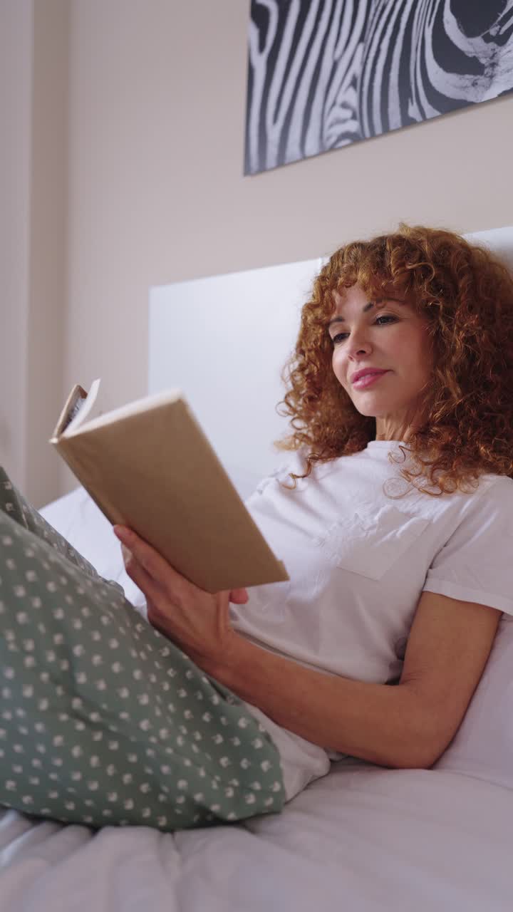 Frau liest ein Buch im Bett