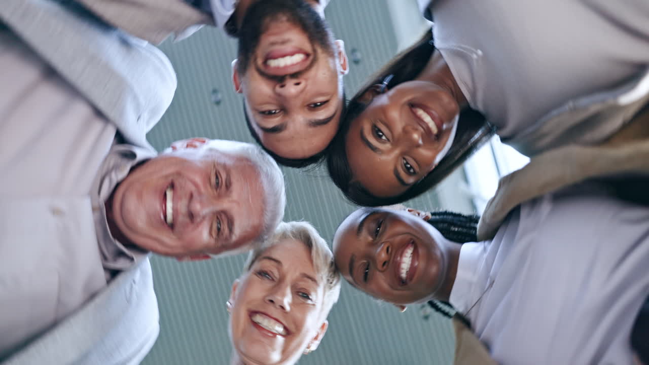 rostros, motivación o personas de negocios felices