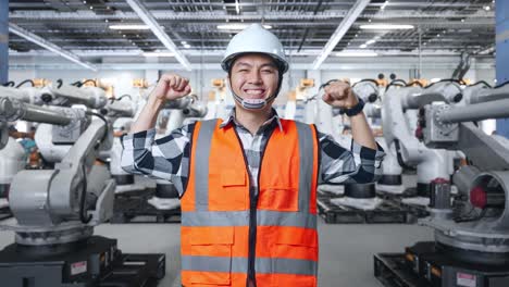 trabajador de fábrica feliz frente a los robots