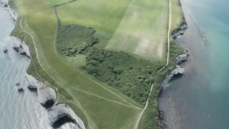 Enthüllen-Sie-Eine-Drohnenaufnahme-Der-Alten-Kreidefelsen-Von-Harry-Rocks-In-Dorset,-Großbritannien