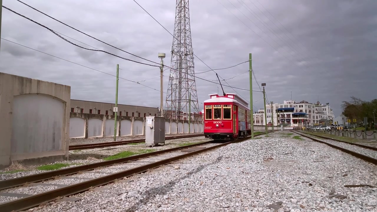 Tranvía rojo en el Barrio Francés de Nueva Orleans.