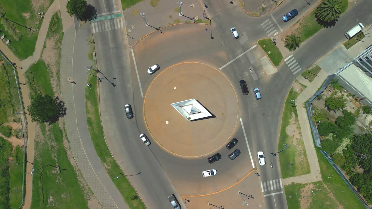 rosario, argentina provincia de santa fe imágenes aéreas con drones de la ciudad vistas de la rotonda con el barco del papa