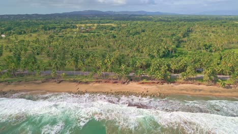 Drohnenaufnahme-Einer-Wunderschönen-Exotischen-Landschaft-Mit-Sandstrand-Und-Meereswellen-An-Bewölkten-Tagen---Berge-Im-Hintergrund---LKW-Aufnahme