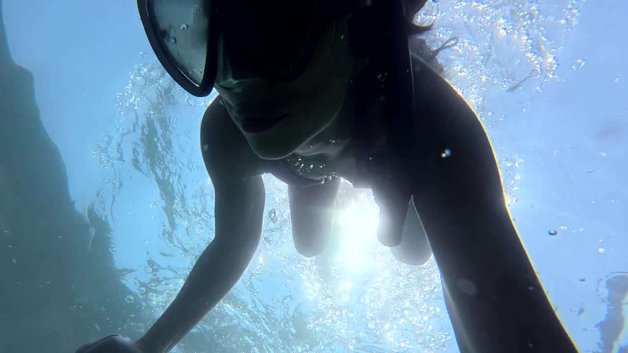 Kvinde snorkler under vand
