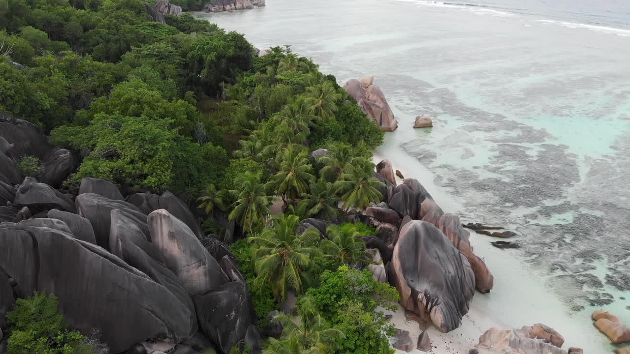 Pemandangan udara Anse Source d’Argent, La Digue, Seychelles.
