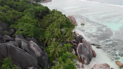 Vista-Aérea-De-Anse-Source-D&#39;argent,-La-Digue,-Seychelles