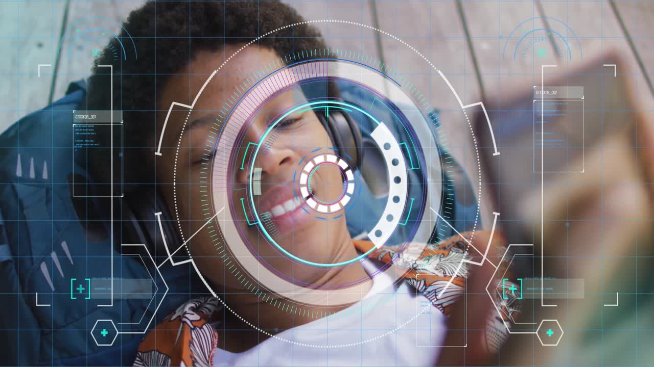 animación del procesamiento de datos sobre un hombre afroamericano que usa un teléfono inteligente