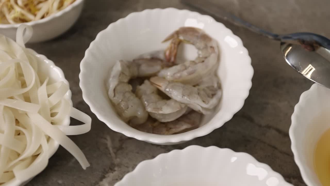 la preparación de los ingredientes del pad thai