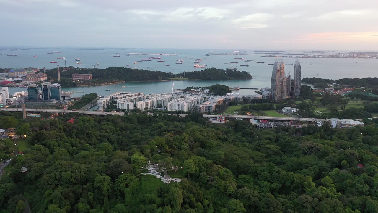 Singapur'daki Keppel Koyu üzerinde gün batımı.