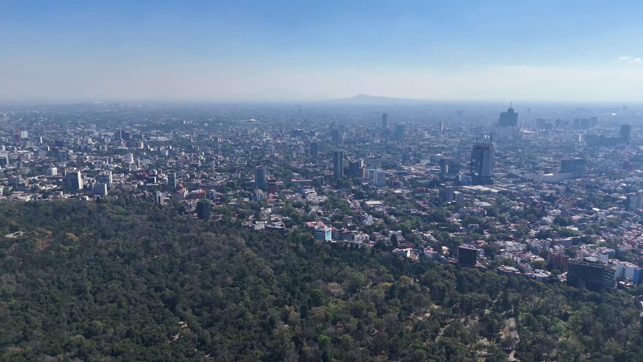 Puslu bir Aralık gününde Meksika Şehri'nin drone videoları