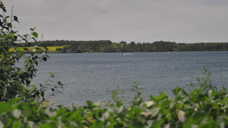 Großer-See-In-Saskatchewan-Am-Ufer-Durch-Bäume