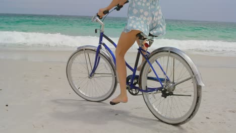 Unterer-Teil-Einer-Frau,-Die-Am-Strand-Fahrrad-Fährt,-4k