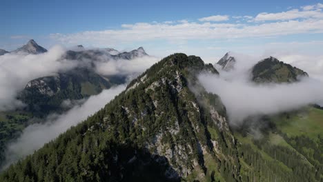 Vista-Aérea-De-Montañas-Místicas:-Capturando-La-Belleza-De-Picos-Y-Nubes-Verdes